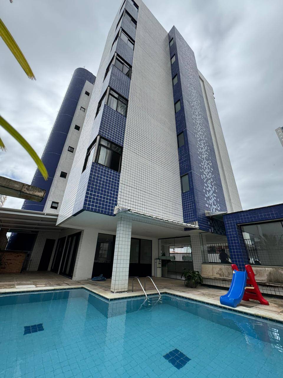 Apartamento à venda com 3 quartos, 140m² - Foto 2